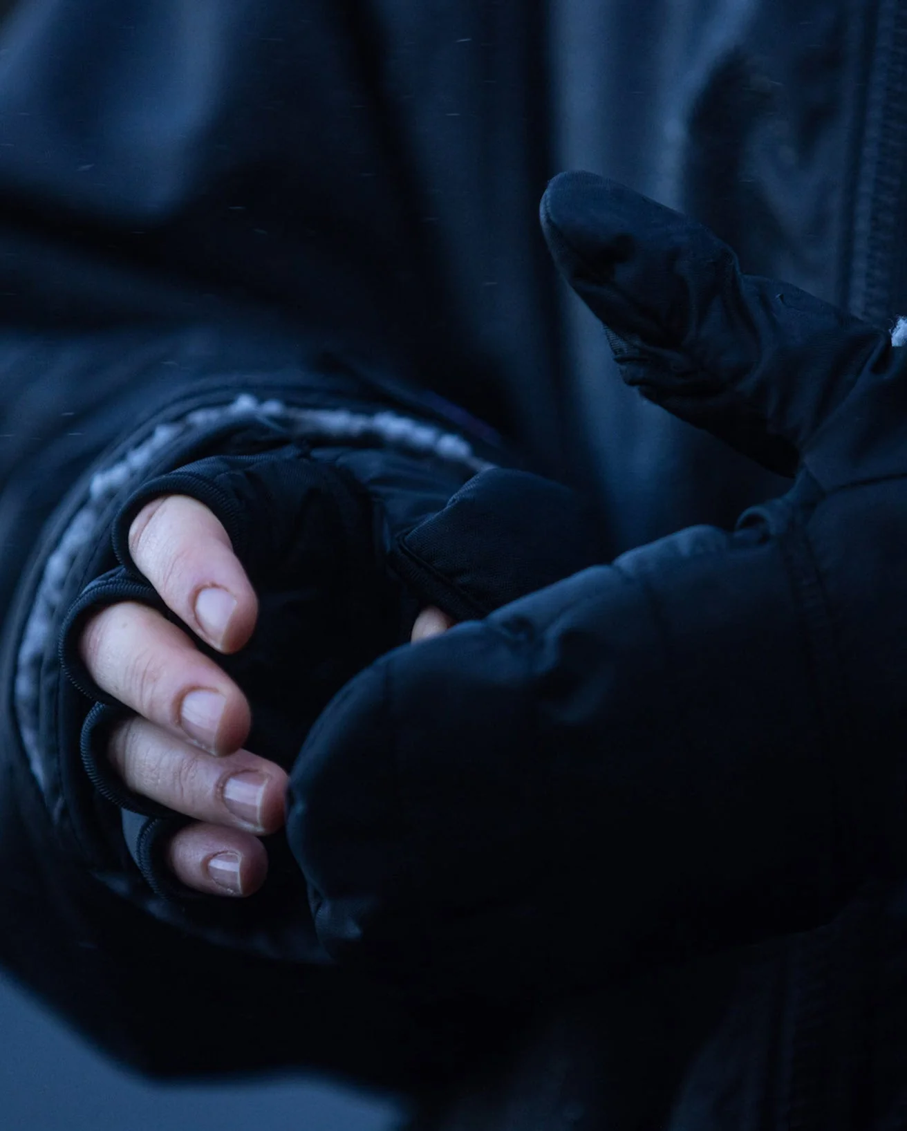 Black Thermal Gloves - Image 7